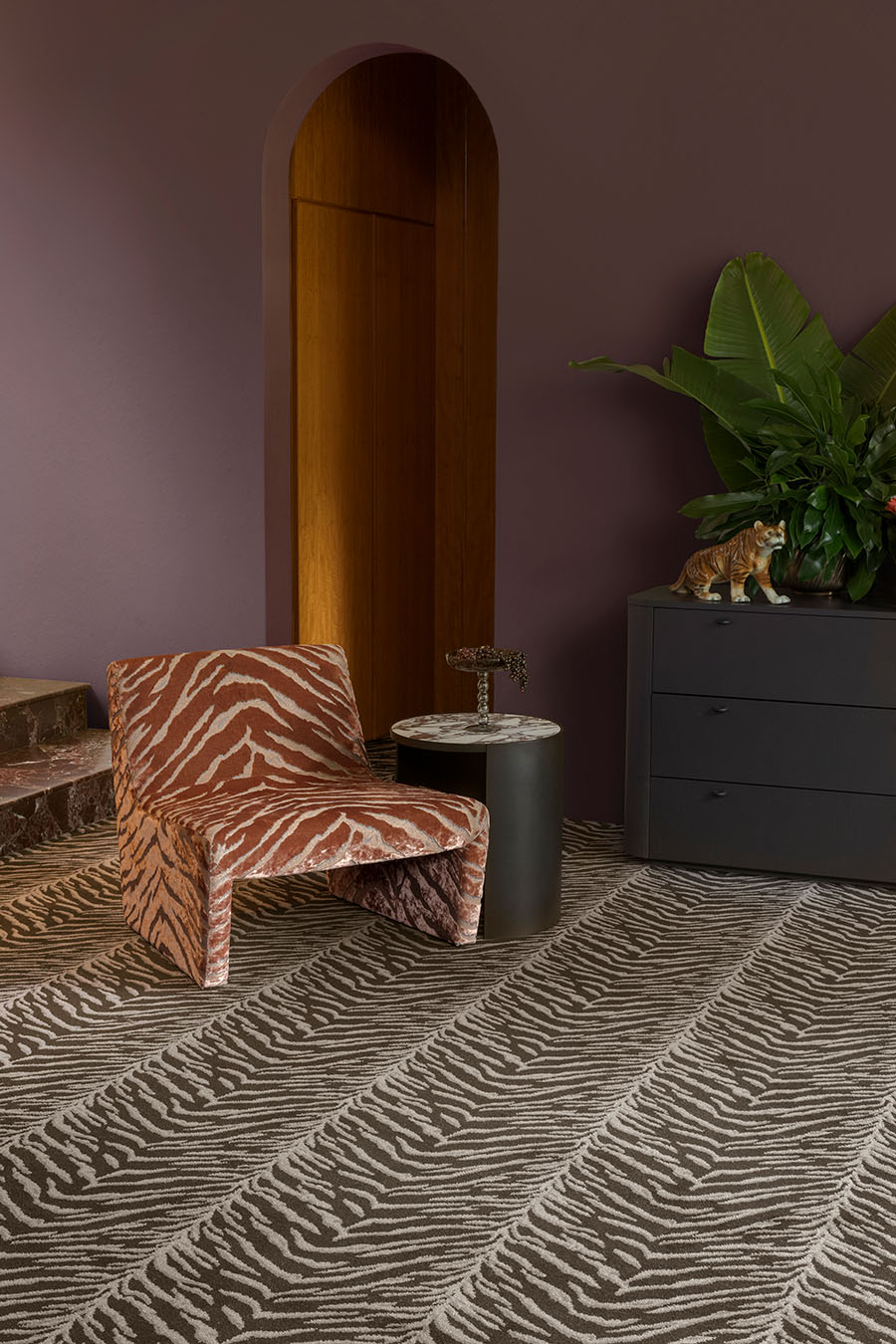 Living room image of tiger print Tigre carpet in black