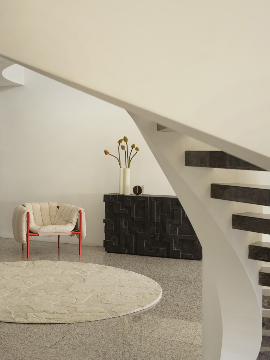 Ruvida handknot rug by Greg Natale in modern interior – luxury designer rug with organic design, handknotted in wool for rich texture and lasting quality.