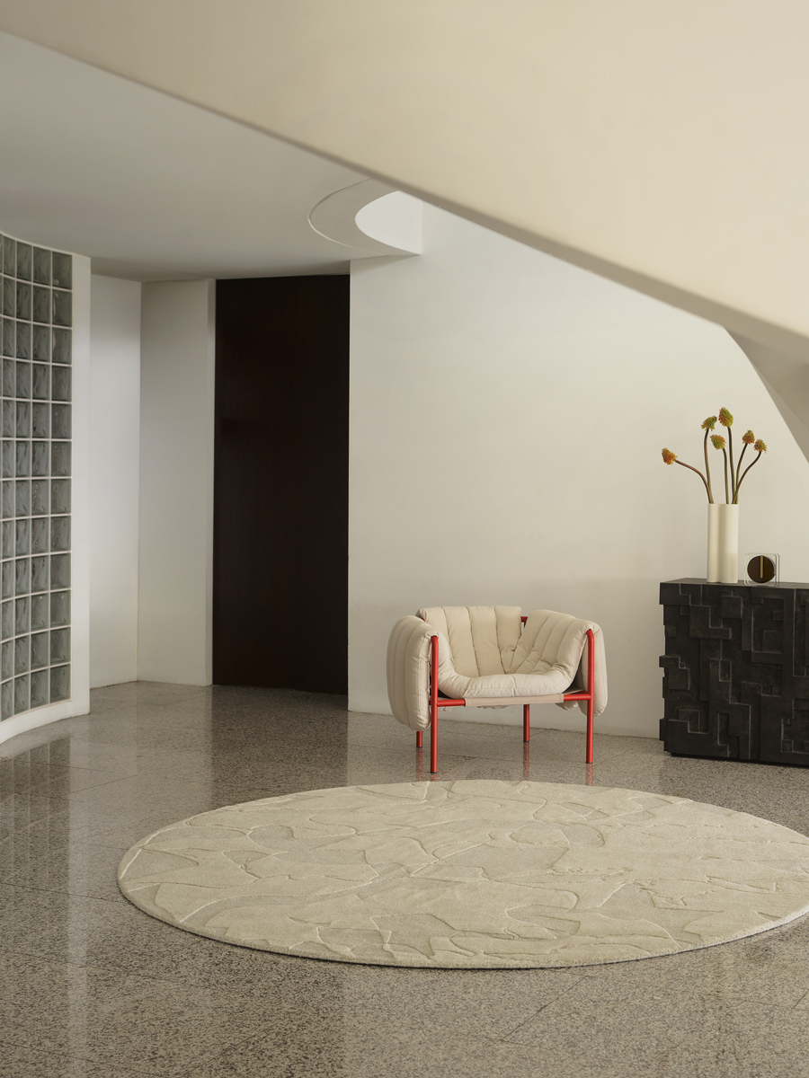 Ruvida handknot rug by Greg Natale in modern interior – luxury designer rug with organic design, handknotted in wool for rich texture and lasting quality.