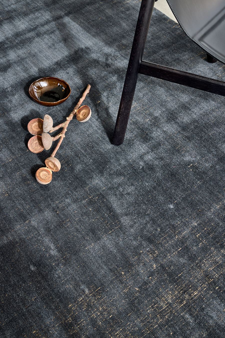 close up image of the ravira charcoal honey rrug