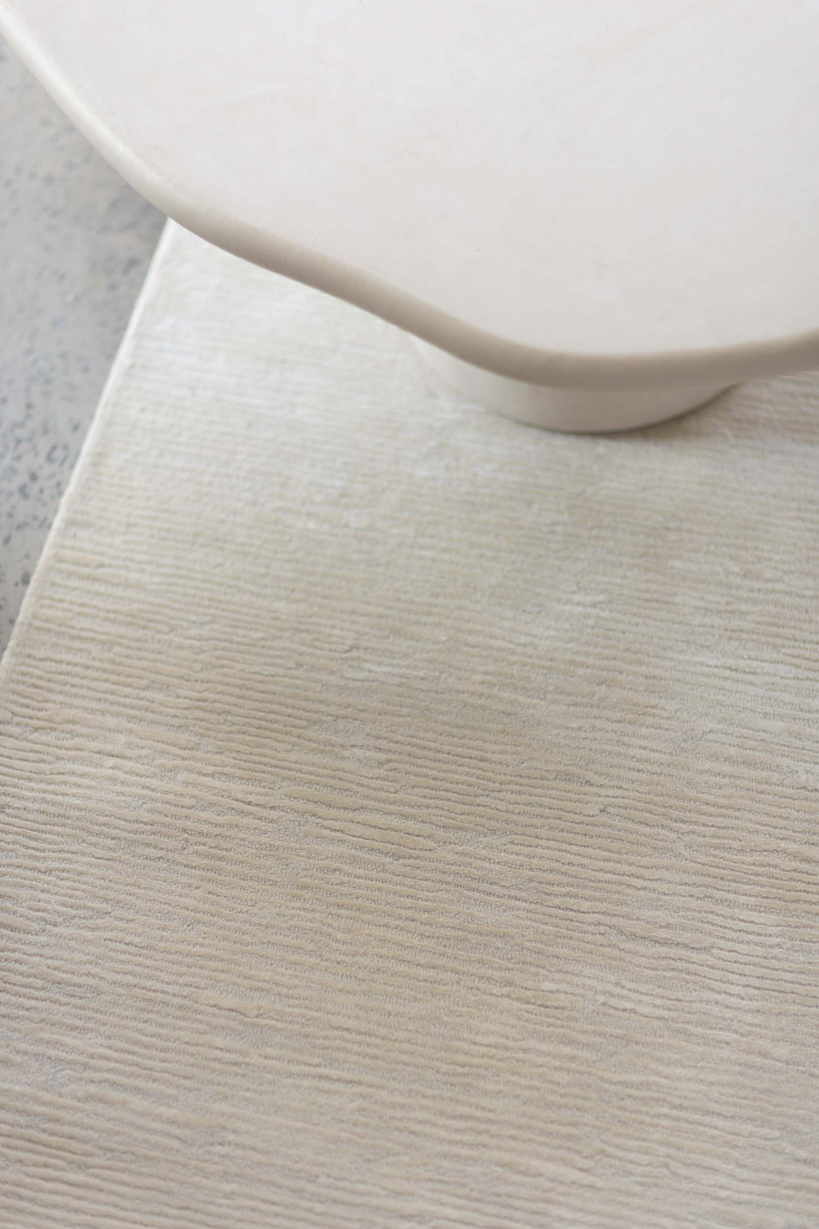 Close image of the Rhodium alabaster-texture rug