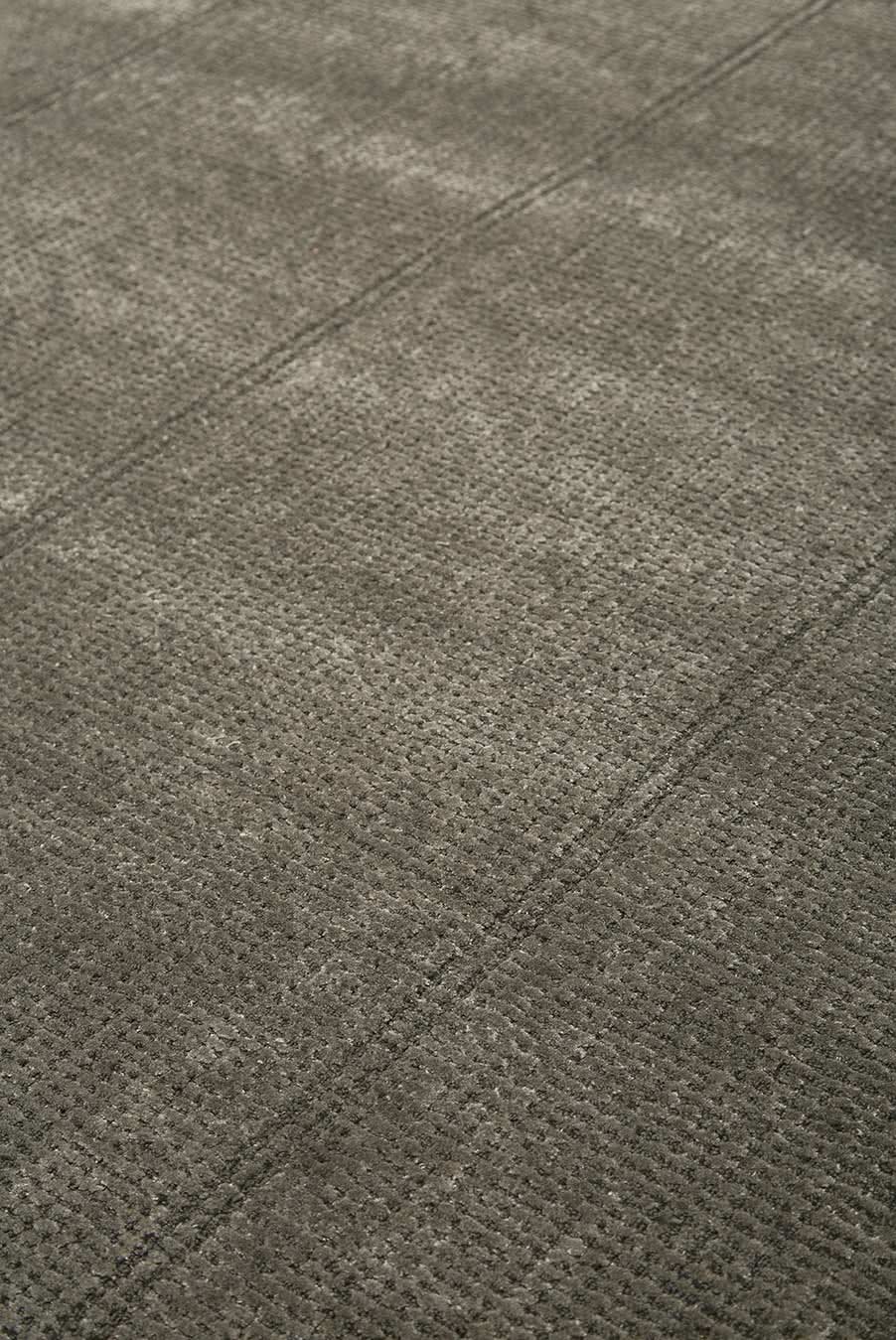 Close up view of Tungsten rug in silver iron colour