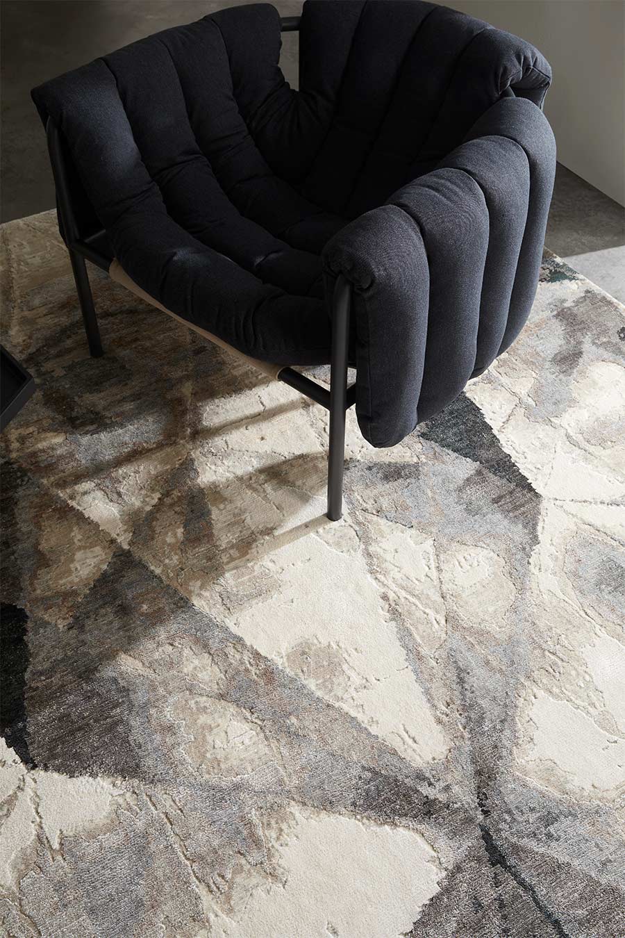 Detailed image of geometric Atlas rug in grey colour